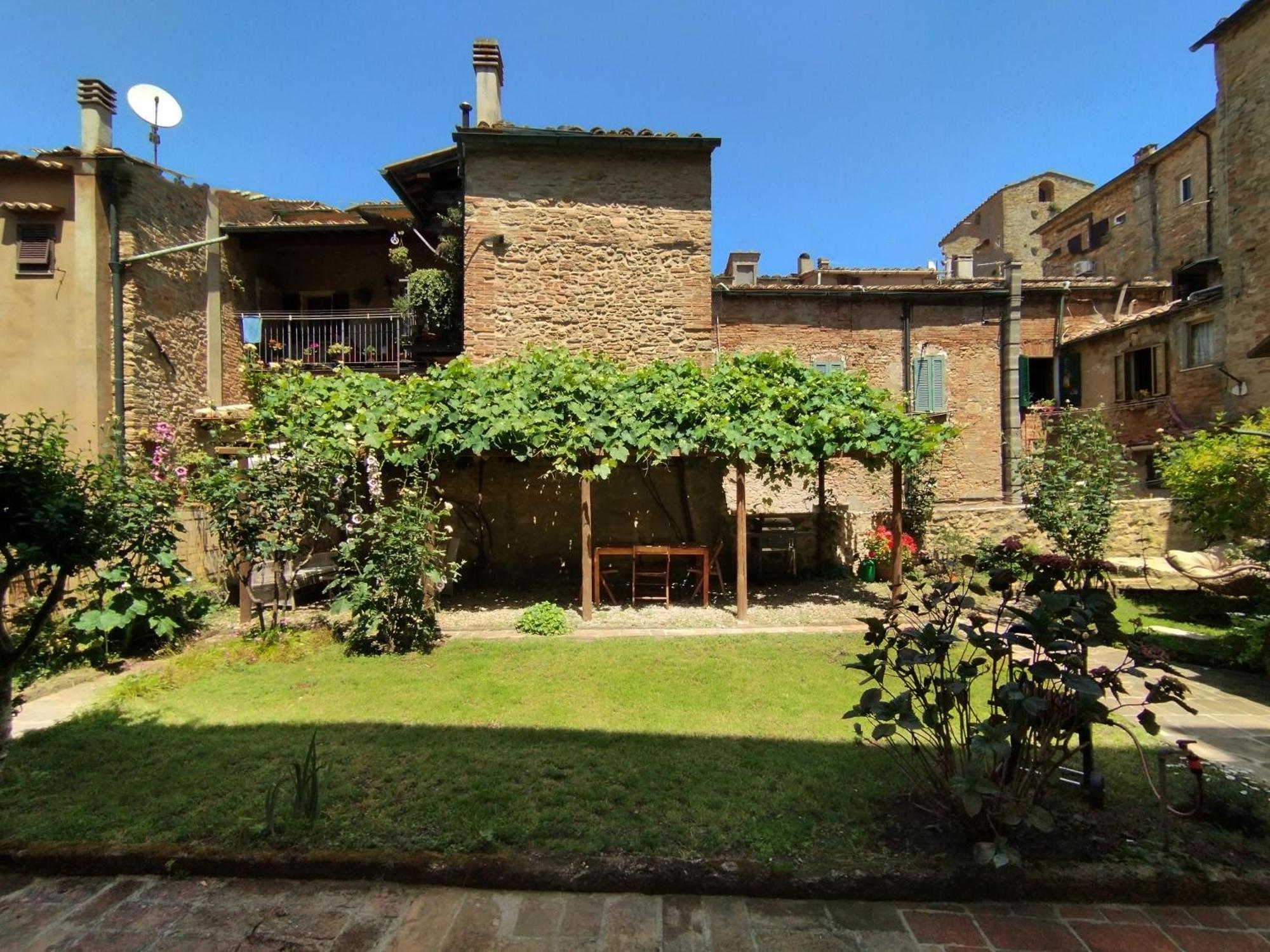 Il Cantuccio- Appartamento In Centro Con Giardino Volterra Extérieur photo