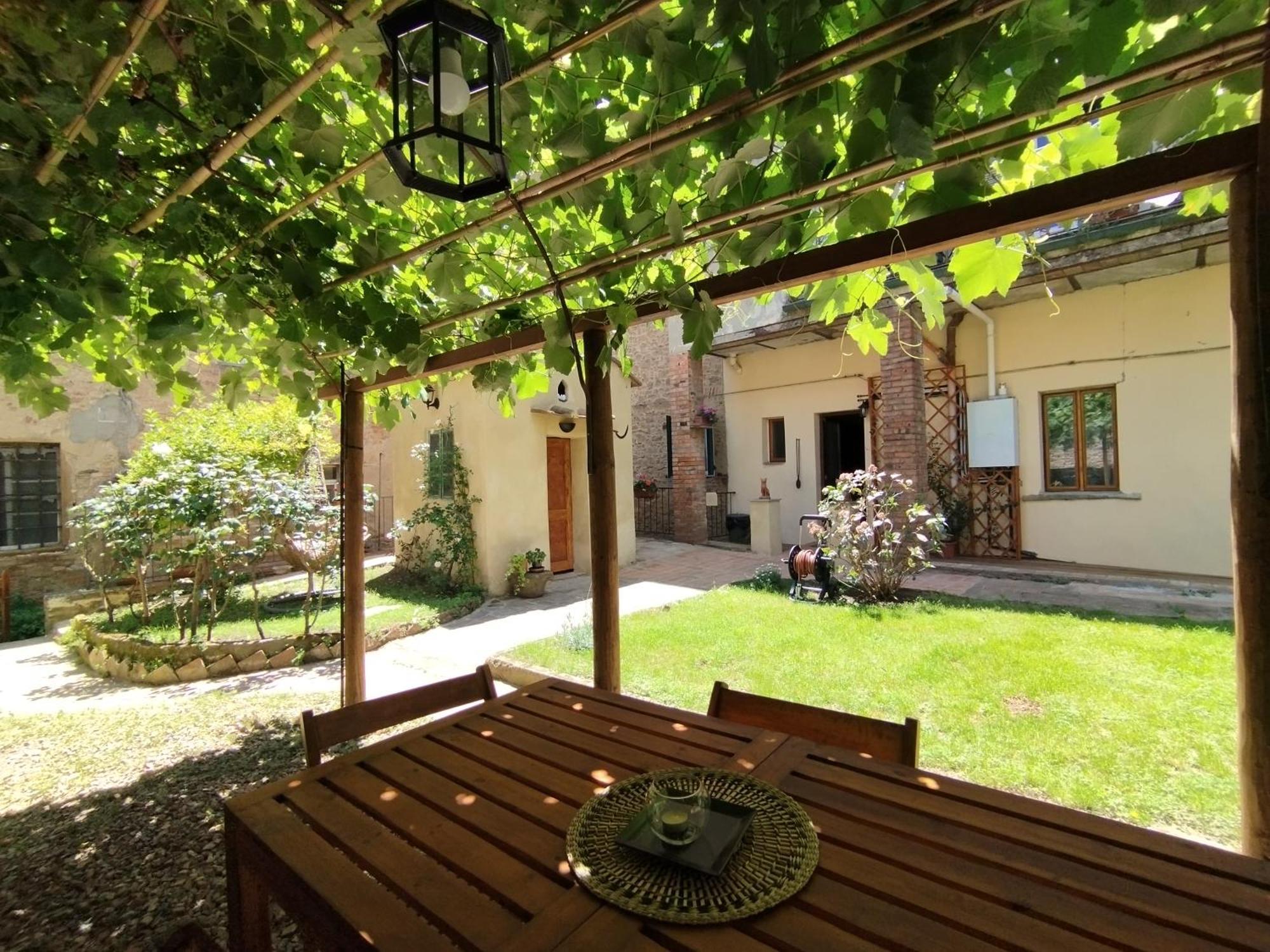 Il Cantuccio- Appartamento In Centro Con Giardino Volterra Extérieur photo